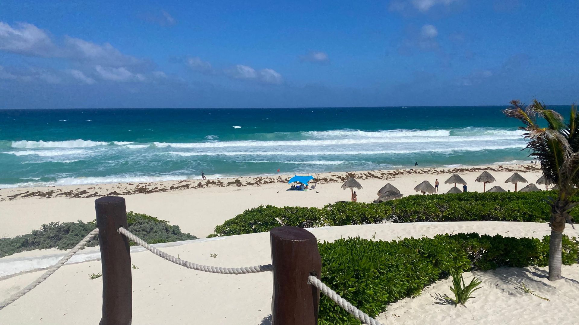 Playa impecable lista para recibir visitantes